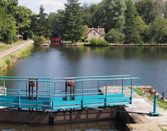 Les portes sont con&ccedil;ues pour r&eacute;sister &agrave; la pression de l'eau