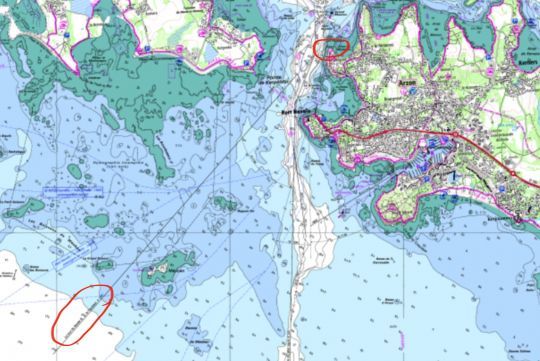 L'amer est situ&eacute; &agrave; la pointe (en haut &agrave; droite), mais les informations de l'alignement se situent en bas &agrave; gauche (&copy; SHOM)