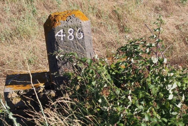 Les anciennes bornes de pierre marquent les PK