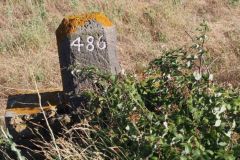 Les anciennes bornes de pierre marquent les PK