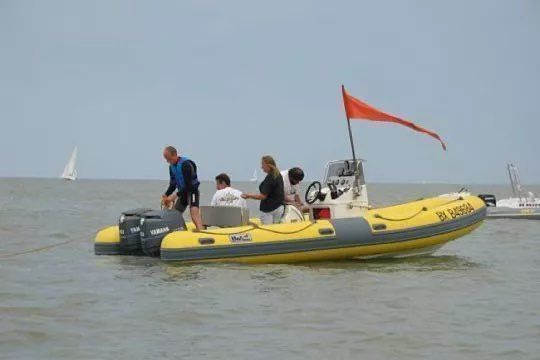 Que signifie ce drapeau orange qui flotte au-dessus de ce bateau ?