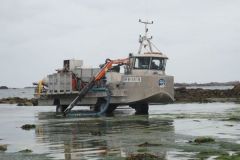 Une barge amphibie sur la plage du Curnic, � Guisseny 