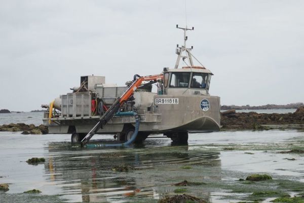 Une barge amphibie sur la plage du Curnic, à Guisseny